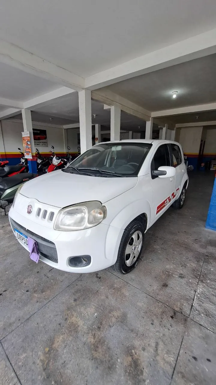 FIAT UNO 1.0 VIVACE FRENTE ESQUERDA